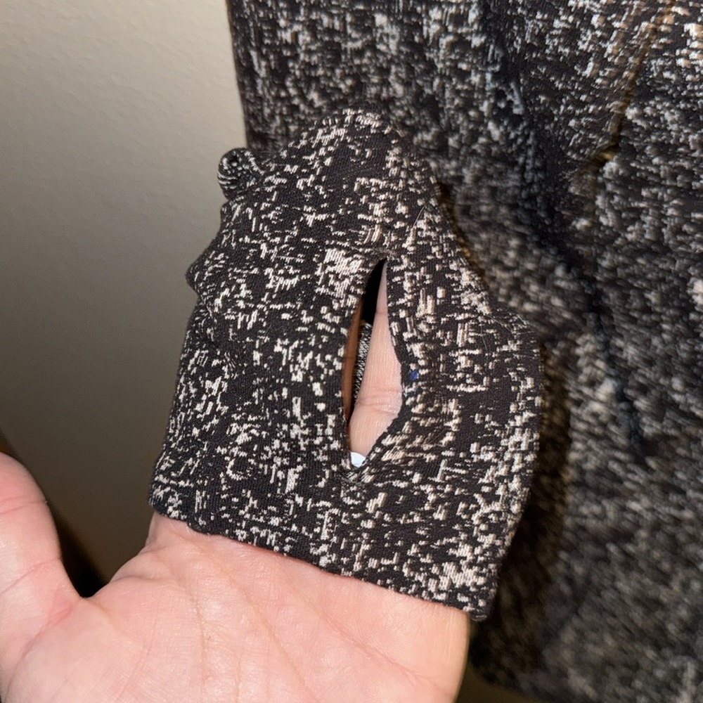 Lululemon Extra Mile Long Sleeve Size 4 - Picture 4 of 8